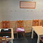 Tonkatsu Katsuyuu - テーブル席は２卓。小上がりは３卓。小さなお店