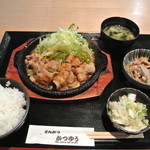 Tonkatsu Katsuyuu - 熱々の鉄板で提供される焼肉定食。味付けは…しょうが焼きと云うより中華風？