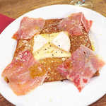 カフェ エ バール ドゥー - ぜいたくチーズと生ハムのガレット（￥980）。ワインにぴったり！