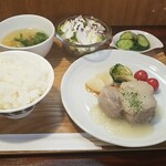 キッチン ブルー グローブ - 豚肩ロースポシェ　すりおろしオニオンとりんご酢のソース