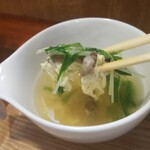 キッチン ブルー グローブ - 具沢山な卵と葉っぱのスープ