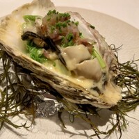 ラ・ターブル・ド・トリウミ - 隠岐の島産 特大岩牡蛎の温製軽くスモークして