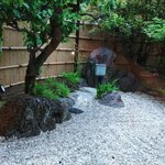 髙橋屋 - 店内から見る中庭