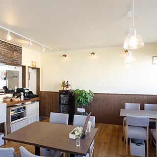 お洒落で落ち着いた雰囲気が魅力◆気軽なランチ・ディナーに最適