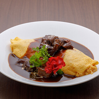 ビーフシチューオムライスや生パスタなど時間をかけ仕上げる一品