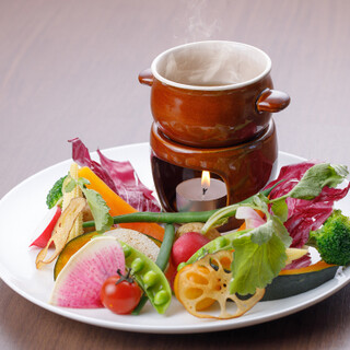 バーニャカウダや熟成ポークソテーなどお酒に合う前菜も自慢◎