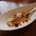 クッチーナイグサ - 自家製シリアルが入ったヨーグルト