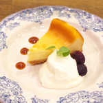 カフェ エ バール ドゥー - ベイクドチーズケーキ。たまには夜デザートも良いものです