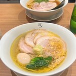 黄金の塩らぁ麺 ドゥエイタリアン - 