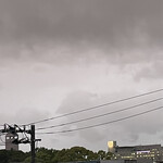 焼きもの家 慶 - 玄関を出て西の空を見ると暗雲立ち込める大学病院