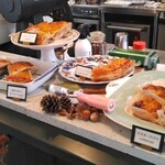 kakurezato coffee - 様々なパイがずらり