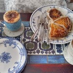 kakurezato coffee - カスタードパイ、マロンクリームチーズパイ、アップルパイ、カプチーノ、ホットバニラチャイ