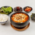 焼肉と鉄鍋 七 - ランチ限定！炙りチーズホルモンスンドゥブ