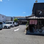 Tonkatsu Tomato Akanasuya - 駐車場と店舗外観