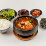 焼肉と鉄鍋 七 - ランチ限定！ホルモンスンドゥブ