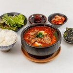 焼肉と鉄鍋 七 - ランチ限定！カルビスンドゥブ