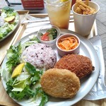 yaoyano jiyugaoka - コロッケランチ＋ドリンクポテトセット。ポテトもおいしい！