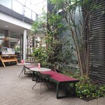 yaoyano jiyugaoka - 外はかなりオープン。店前の看板に少し隠れて食べました