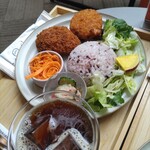 yaoyano jiyugaoka - ドリンクセット。大きい方が基本のコロッケ