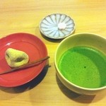 萬御菓子誂處 樫舎 - 抹茶と季節の生菓子セット(左)うぐいす餅(奥)打ち菓子(梅)