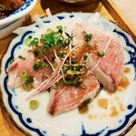 Tsuriyado Sakaba Madume - この日1番美味しかったのが肉厚なブリのたたき♪トロリとまろやかな脂の甘味にサッパリしたポン酢や香ばしいゴマ、スライスオニオンが合う～