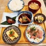 Tsuriyado Sakaba Madume - お盆の上がめっちゃ豪華！新鮮で脂の乗ったブリのたたきにブリ大根、ブリ照り焼きや出汁巻き玉子まで♪数量限定ブリ尽くしのマヅメDX定食1,000円