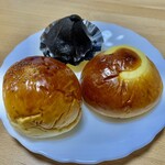 こころにあまい あんぱんや 梅田店 - 粒あんぱん、カスタードクリームパン、チョコサクサク 各152円