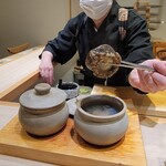 鮨 子都菜 - 80℃で48時間ゆっくりと蒸したアワビ