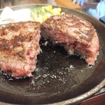 とろけるハンバーグ福よし - 中はとろとろです。