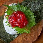ワインレッドおむすび ～二年熟成醤油のすじこ～