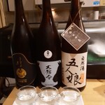 Hanashinobu - 本日の日本酒三種盛り合わせ。左側から秋田県「まんさくの花」間違いなく美味しい飲みやすい！←広島「大ご令」←千葉県「自然酒、五人娘」