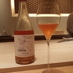 江戸焼肉 - Aki Queen（安芸クイーン）2022(ロゼ)です。品種は、安芸クイーン 95％・クイーンニーナ他5％の岡山のブルゴーニュ