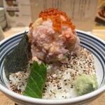 日本橋海鮮丼 つじ半 - ▪️ぜいたく丼(梅)¥1.250
　※いくら、まぐろ、中落ち、海老、つぶ貝、
　　ミル貝、イカ、数の子、きゅうり、長ネギ
　※出汁茶漬用の胡麻ダレ刺身はカツオでした。
　※後会計、現金払いのみ