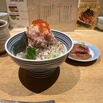 日本橋海鮮丼 つじ半 - ▪️ぜいたく丼(梅)¥1.250
　※いくら、まぐろ、中落ち、海老、つぶ貝、
　　ミル貝、イカ、数の子、きゅうり、長ネギ
　※出汁茶漬用の胡麻ダレ刺身はカツオでした。
　※後会計、現金払いのみ