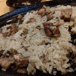 とり乃屋 - 最後にもも焼きを少し残してガーリックライスに。