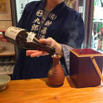 手慣れた手つきの店長、チャキチャキの福岡っ子です