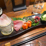 地酒喝采 かも蔵 - 一人用刺盛り。スズキ、ブリ、サーモン、タコ。少しずついろんな味を楽しめる