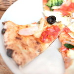 PIZZA SALVATORE CUOMO - ランチブッフェのピッツァ：黒オリーブとケッパー、サラミのピッツァ '14 2月中旬