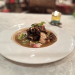 Tugu Kunstkring Paleis - ②「ケルワク」スペアリブのタマリンドソース(大晦日のディナーには欠かせないニョニャ料理。赤と緑のミニトマト、枝豆、蓮の実、醤油ベースの甘辛ソース)178000ルピア≒1732円