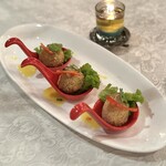 Tugu Kunstkring Paleis - ①「ビターボール」香り高いトリュフを添えたミンチビーフとポテトのコロッケ、マスタードとホワイトパイビーンディップを添えて95000ルピア≒924円