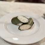 Tugu Kunstkring Paleis - ③スチームライスの笹包み25000ルピア≒243円