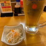寿司居酒屋 や台ずし - 〆の生ビール。　お通しの野菜は有難い