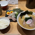 銀座 嚆矢 - 豚骨醤油ラーメン中太麺 1300円。大盛り 150円。特上仕様トッピング 600円。サービスごはん