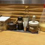 銀座 嚆矢 - 卓上調味料。胡椒、ガリ、豆板醤、カエシ、出汁醤油、やみつきにんにく、マヨネーズ