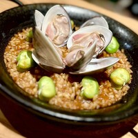 上六ワイン - ❸九十九里蛤と天豆のパエリア 〜まったく塩を使っていないパエリア。大きな蛤のインパクトに味覚脳が刺激されて、あ〜涎がとまらない。アリオリソースがアクセント。