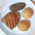 Bonne volonte - 全粒粉とゴマのチョコ入りパン、モチ麦のパン1/2、くるみのパン