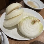 牛角 - たまねぎ焼き　※牛角の野菜焼きはこれが定番。