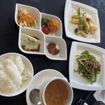 四川飯店 - メインの青椒肉絲と、イカのXO醤炒め