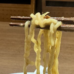 上海家庭料理 謝謝 - 麺は中細の縮れ麺。大好きな食感のヤツ。