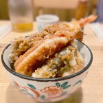 手打蕎麦せんり - そして、海老天丼は金色に輝く天ぷらが、ご飯の上で優雅に舞っているようだった。